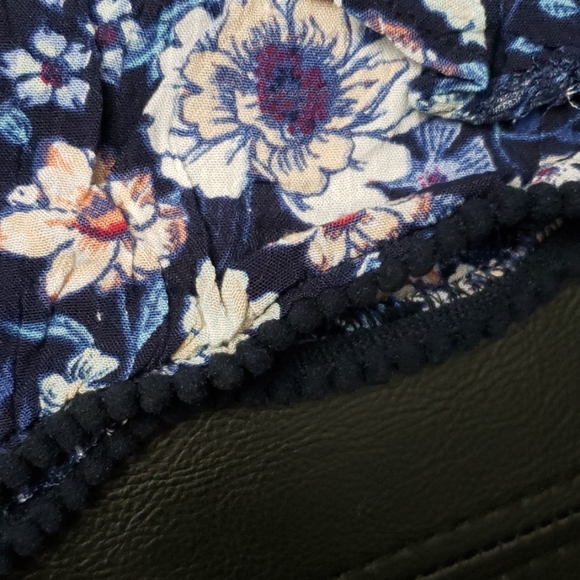 Derek Heart Ruffle Shorts - Picture 3 of 4